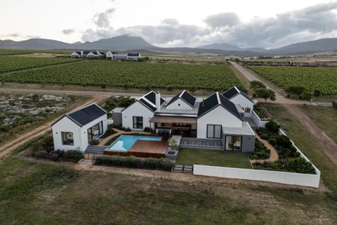 Property building, Garden, Swimming pool
