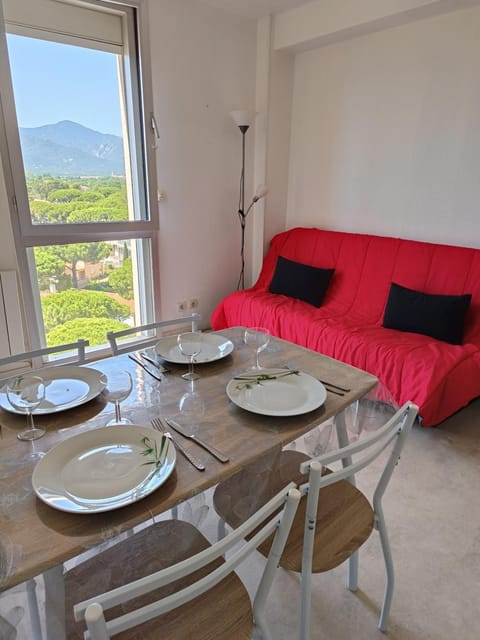 Natural landscape, Living room, Seating area, Dining area, Mountain view