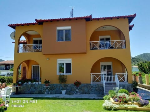 Property building, Day, Garden, Garden view