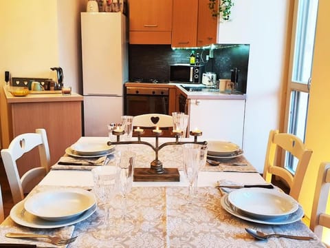 Kitchen or kitchenette, Food and drinks, Dining area, minibar, pet friendly, stove