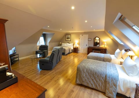 Bed, TV and multimedia, Photo of the whole room, Seating area, Bedroom