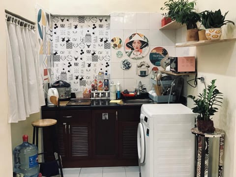 Kitchen or kitchenette, minibar