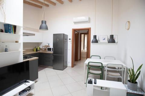 Kitchen or kitchenette, Dining area, stove