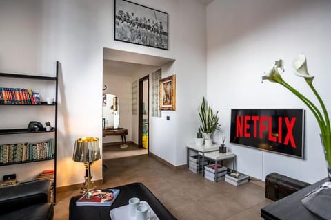 Communal lounge/ TV room, Library, TV and multimedia, Living room, Seating area, Evening entertainment