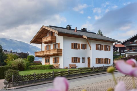 Property building, Day, Natural landscape, Garden, Mountain view