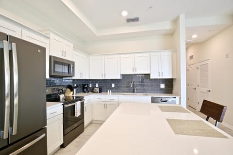 Kitchen or kitchenette, Dining area, dishwasher, minibar, pet friendly, stove, toaster