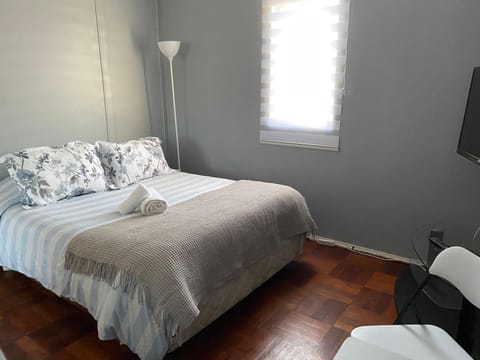 Bed, TV and multimedia, Bedroom, towels