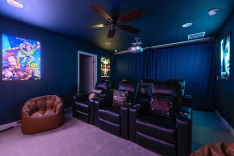 6BR Heated Pool + Spa, Gym+ Peloton, Theater, GameRoom Villa in Tampa