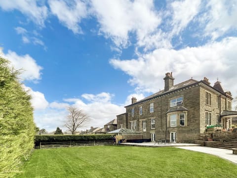 Property building, Patio, Patio, Spring, Natural landscape, BBQ facilities, Garden, Balcony/Terrace, Garden view