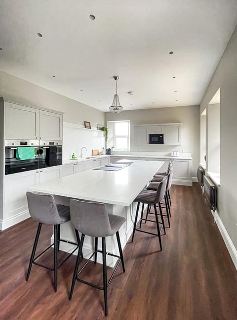 Kitchen or kitchenette, Dining area, oven, stove