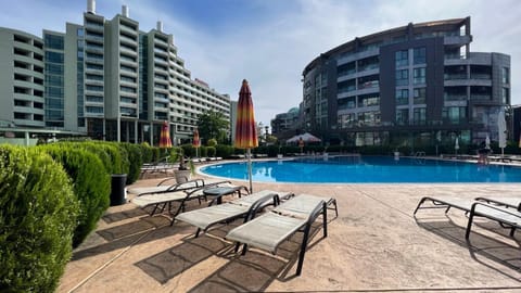 Swimming pool, sunbed