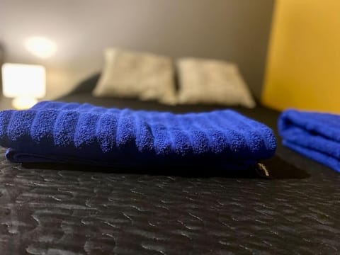 Bed, Living room, towels