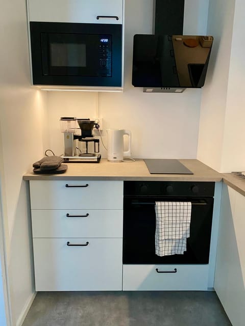 Coffee/tea facilities, Kitchen or kitchenette, stove, toaster