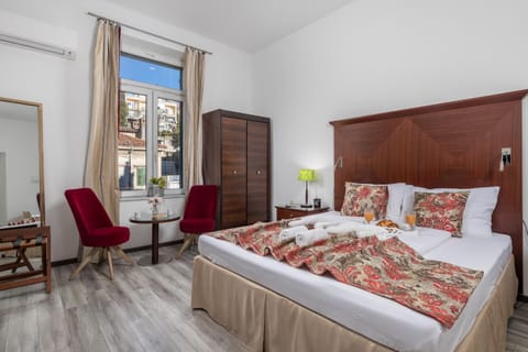 Photo of the whole room, Seating area, Bedroom