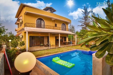 Property building, Patio, Day, Garden, Garden view, Pool view, Swimming pool, sunbed