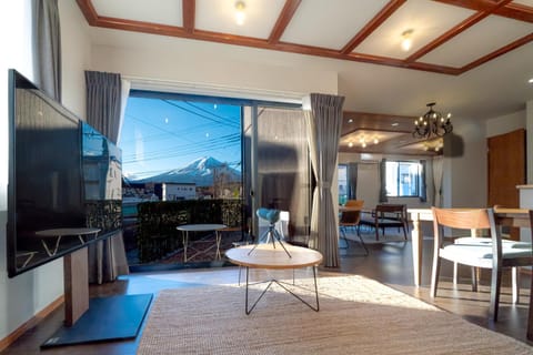 Natural landscape, TV and multimedia, Living room, Seating area, Dining area, Mountain view