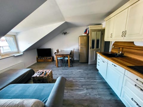 TV and multimedia, Kitchen or kitchenette, Living room, Seating area, Dining area, stove