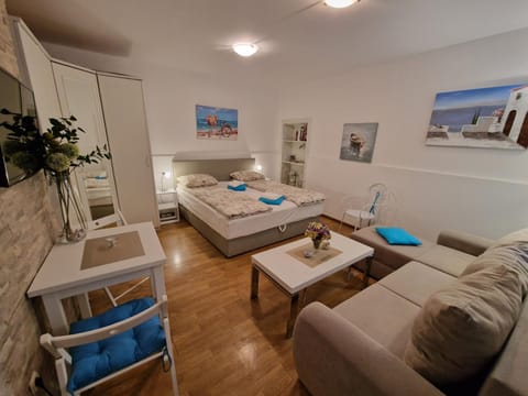 Bed, TV and multimedia, Living room, Photo of the whole room, Seating area, Dining area, Bedroom