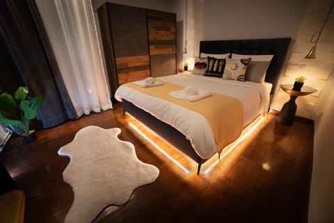Bed, TV and multimedia, Photo of the whole room, Bedroom, Quiet street view, fireplace, soundproof, wardrobe