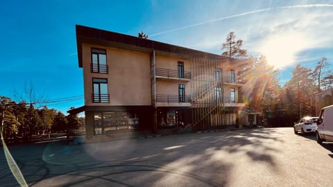 Property building, Day, Neighbourhood, Street view, Parking