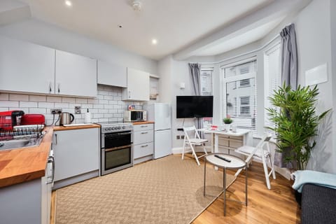 TV and multimedia, Kitchen or kitchenette, Living room, Seating area, Dining area, Evening entertainment, oven, stove, toaster