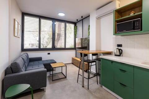 Coffee/tea facilities, Kitchen or kitchenette, Living room, Seating area, Dining area, minibar