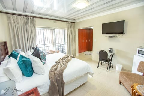 Communal lounge/ TV room, Bed, TV and multimedia, Bedroom