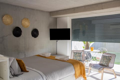 Bed, TV and multimedia, Photo of the whole room, Bedroom