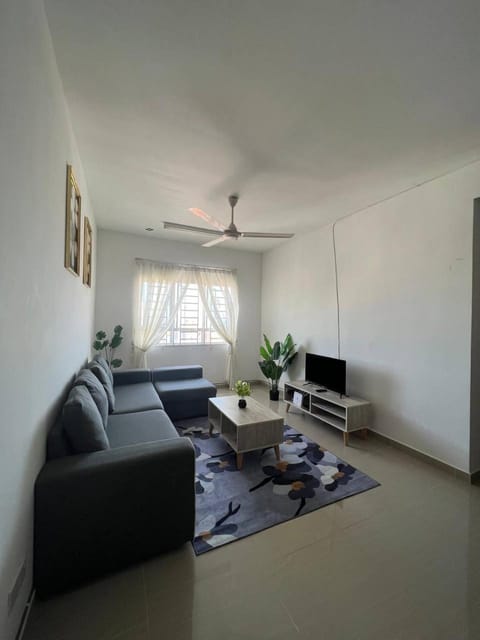 TV and multimedia, Living room, Seating area, fireplace, locker