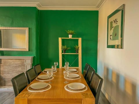 Spacious 4-bedroom Apartment - free public parking Apartment in Liverpool