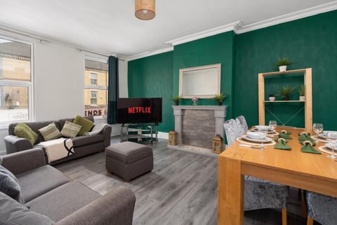 Spacious 4-bedroom Apartment - free public parking Apartment in Liverpool