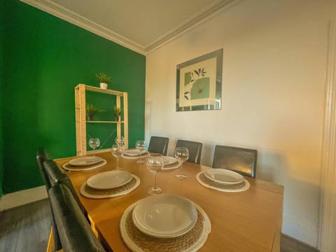 Spacious 4-bedroom Apartment - free public parking Apartment in Liverpool