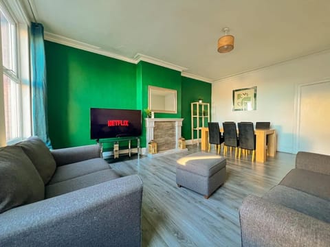 Spacious 4-bedroom Apartment - free public parking Apartment in Liverpool