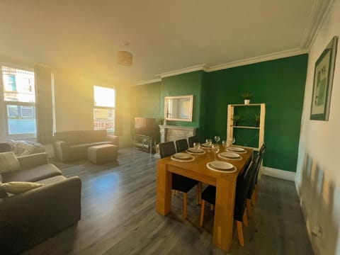 Spacious 4-bedroom Apartment - free public parking Apartment in Liverpool