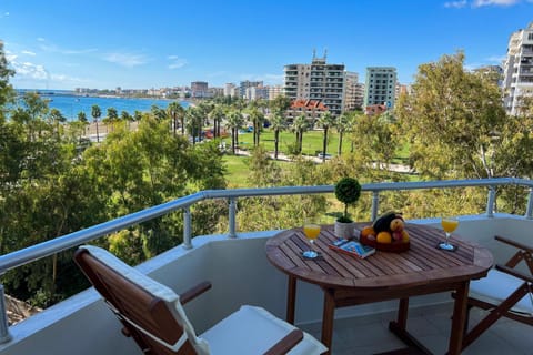 View (from property/room), Balcony/Terrace, Dining area, City view, Mountain view, Sea view