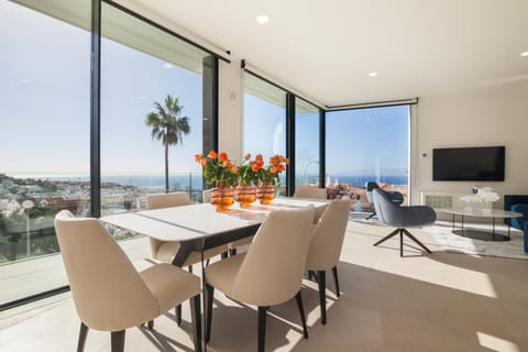 Off site, Day, Natural landscape, TV and multimedia, View (from property/room), Balcony/Terrace, Kitchen or kitchenette, Living room, Decorative detail, Seating area, Dining area, Evening entertainment, City view, Garden view, Pool view, Sea view, Street view, Location, hair dresser, air conditioner