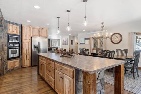 Kitchen or kitchenette, Dining area, minibar, pet friendly, stove