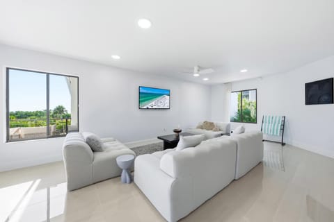 Just Beachy By Beachside Management Apartment in Siesta Beach