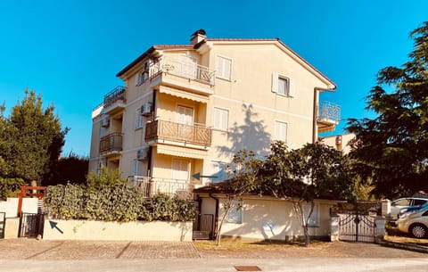 Property building, Day, Neighbourhood, Street view, Parking