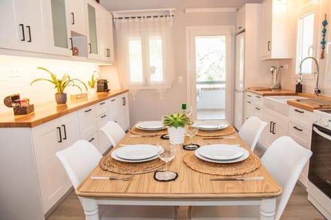 Food and drinks, Dining area, stove, kitchen