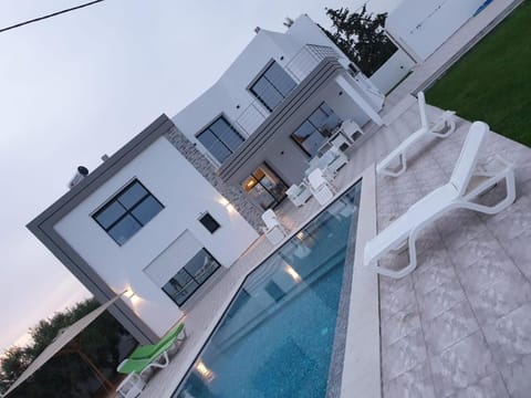 Property building, Patio, Day, Pool view, Swimming pool, sunbed