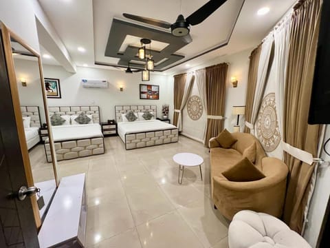Bed, TV and multimedia, Photo of the whole room, Seating area, Bedroom, fireplace, air conditioner