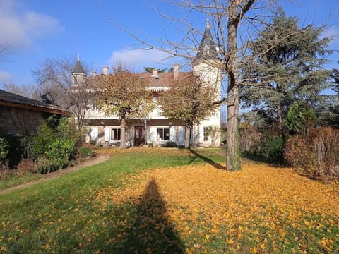 Maison calme avec piscine entourée de son parc Villa in Auvergne-Rhône-Alpes