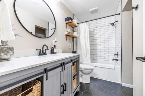 Newly renovated - walking distance to pier! Apartment in Algoma