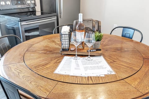 Newly renovated - walking distance to pier! Apartment in Algoma