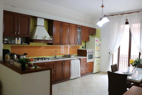 Coffee/tea facilities, Kitchen or kitchenette, Dining area, minibar