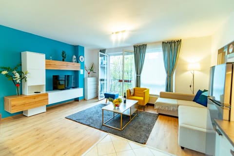 Communal lounge/ TV room, TV and multimedia, Living room, Seating area, Evening entertainment