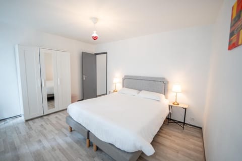 Photo of the whole room, Bedroom