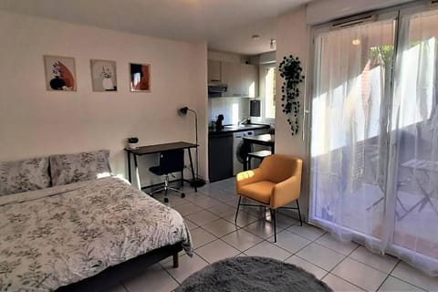 TV and multimedia, Seating area, Bedroom