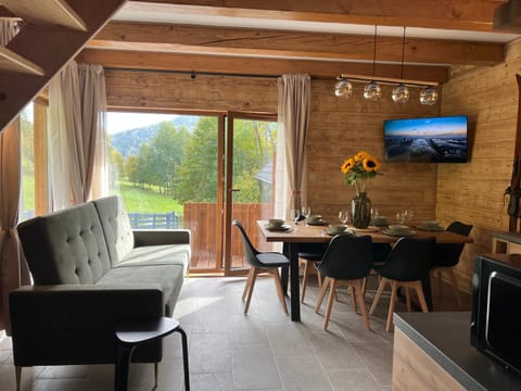 Communal lounge/ TV room, Natural landscape, TV and multimedia, Living room, Seating area, Dining area, Evening entertainment